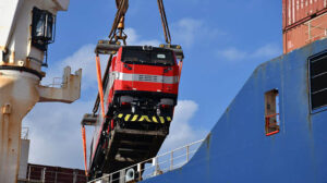 ميناء الإسكندرية يستقبل أول جرار سكة حديد أمريكي