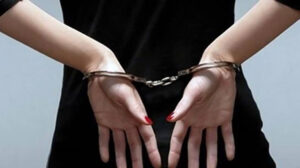 القبض على طالبة لاتهامها بالتعدي على أخرى أمام مدرسة في مصر القديمة