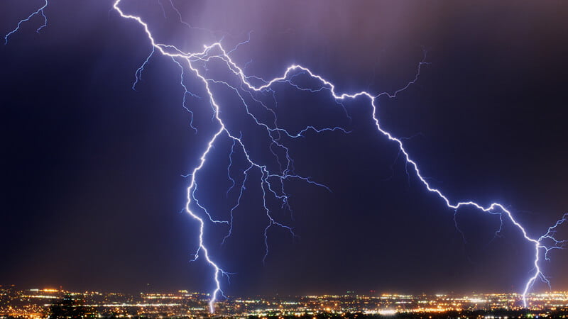 تعرف على بعض النصائح للوقاية من مخاطر البرق والرعد