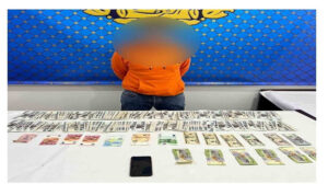 ضبط شخص يتاجر بالعملات في السوق السوداء بالأزبكية