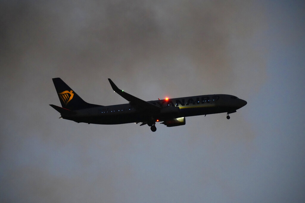 شرطة اليونان : وجود قنبلة على متن طائرة