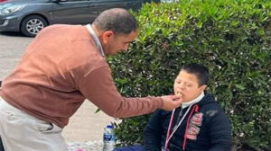 وزير التعليم يوجه رسالة للمعلم صاحب واقعة إطعام طفل من ذوي الهمم