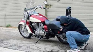 ضبط تشكيلًا عصابيًا  تخصص نشاطه الإجرامى فى سرقة الدراجات النارية بالمقطم