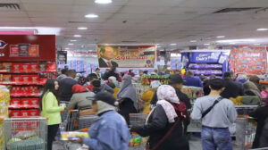 إقبال كبير مو المواطنين على منافذ “كلنا واحد”