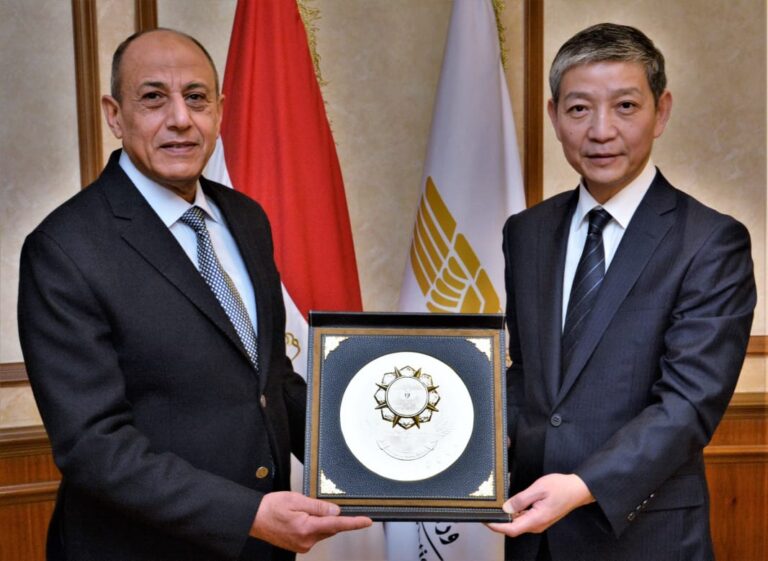 وزير الطيران مع السفير الصينى