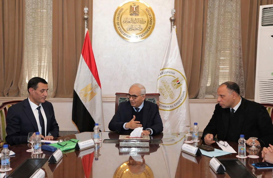 وزير التعليم يحدد سبل القضاء على أزمة “الأمية”