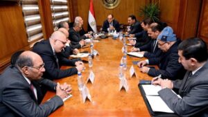 وزير التجارة يبحث سبل تنمية وتطوير صناعة الغزل والنسيج