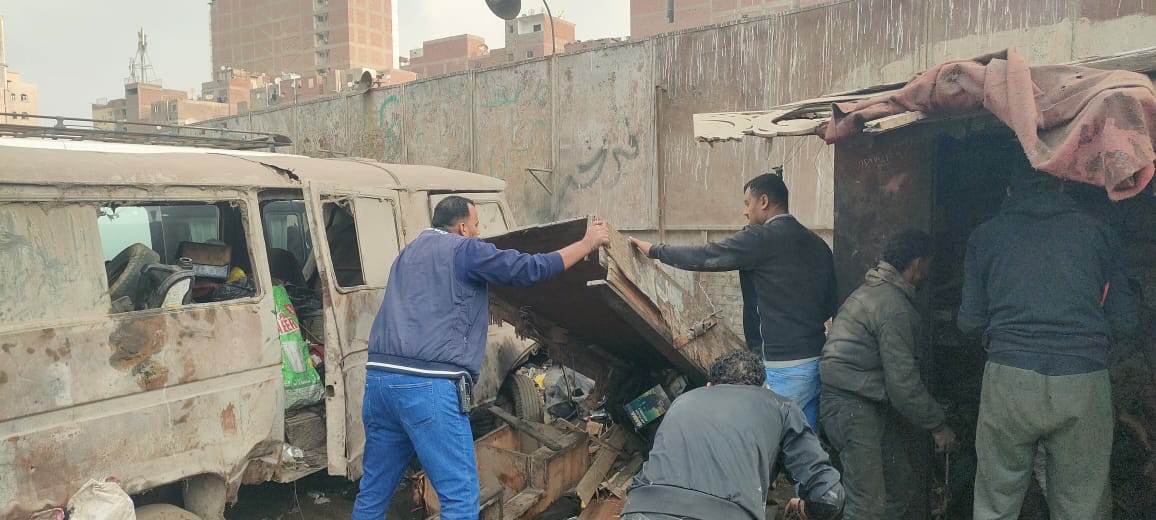 الجيزة تزيل ١٩ كشك وفاترينة وورش لإصلاح التوك توك مقامه بالمخالفة بنهر الطريق بشارع البوهي
