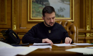 زيلينسكي : إقالة المسؤولين لا يتفقون مع متطلبات الحكومة