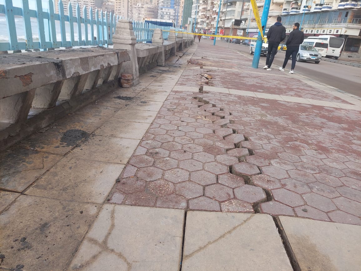 بعد هبوط كورنيش الإسكندرية.. هل تتعرض عروس البحر المتوسط إلى تسونامي بسبب زلزال تركيا؟