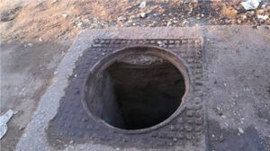 ضبط 4 أشخاص لسرقتهم أغطية بالوعات الصرف الصحي بالنزهة