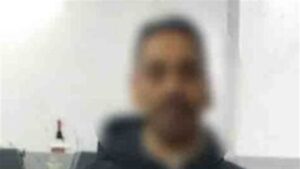 ضبط صاحب مطبعة يقلد إستيكر ضمان أجهزة الموبايل بعين شمس