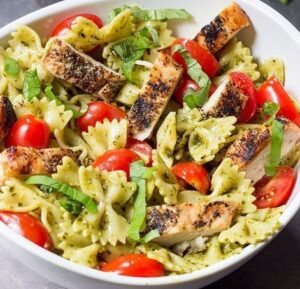 سلطة مكرونة بالخضار.. وجبة خفيفة منعشة وسهلة لكل يوم