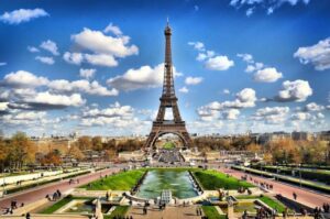 فرنسا تدرس فرض ضريبة على الشركات المستفيدة من الحرب