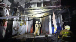 وفاة 17 شخصًا في حريق مستودع وقود بأندونيسيا