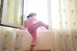 سقوط طفل من الطابق الثالث في ظروف غامضة بالنهضة