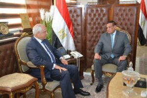 اجتماع وزير التنمية المحلية بمحافظ الجيزة