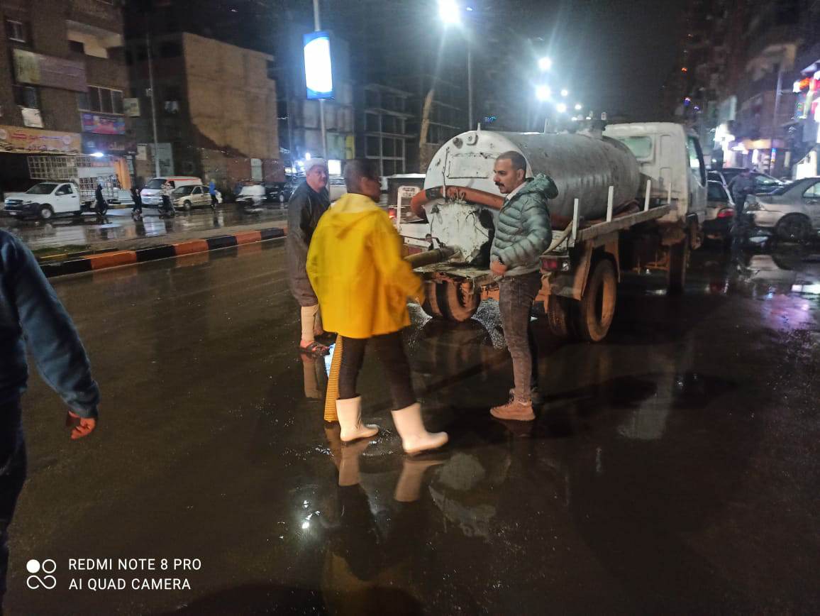 محافظ الجيزة يوجه باستمرار التواجد الميداني لمعدات الشفط ورفع اثار الأمطار