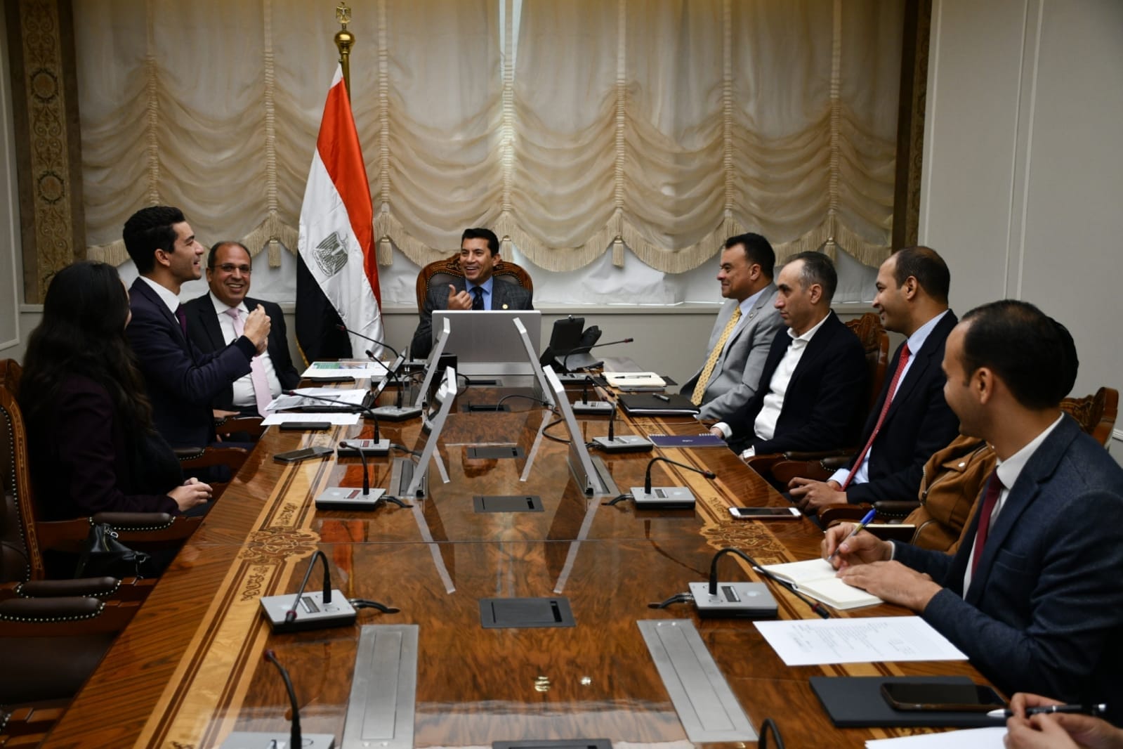 وزير الشباب والرياضة يناقش أمور التأمينات الإجتماعية للمؤسسات الشبابية