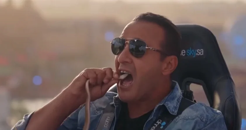 احمد السقا يأكل ثعبان ويقطع رأسه  فى ” رامز نيفر ايند”  