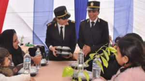 الداخلية تقوم بتوزيع وجبات وقت الإفطار على المواطنين ضمن مبادرة «كلنا واحد»