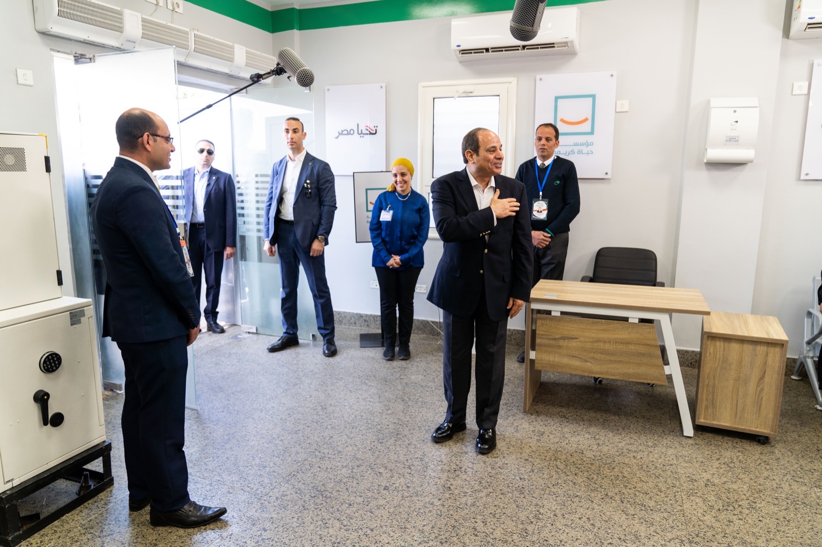 السيسي يتفقد مكتب بريد معصرة ملوي بمحافظة المنيا