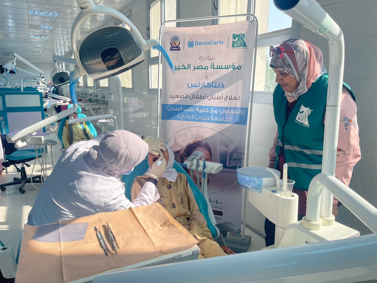 “دنتاكارتس ومصر الخير” تطلقان قافلة طبية جديدة بمحافظة قنا لعلاج أسنان 150 طفل في صعيد مصر مجانًا