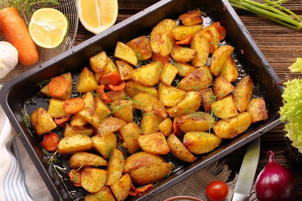 بطاطس مشوية بالتوابل والأعشاب بنفس طعم المقلية
