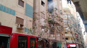 إصابة 5 أشخاص في حريق عمارة سكنية بفيصل (صور)