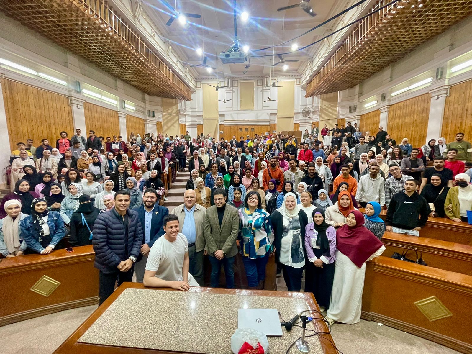 ’’ لميس نجم‘‘ تلقى محاضرة عن أهمية ريادة الأعمال والدور المجتمعي للشباب بجامعة القاهرة