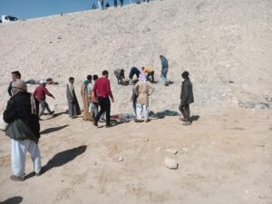 إصابة 13 عامل في حادث انقلاب سيارة العمال سقوطهم من ارتفاع 20 متر بالطريق الإقليمي (صور)