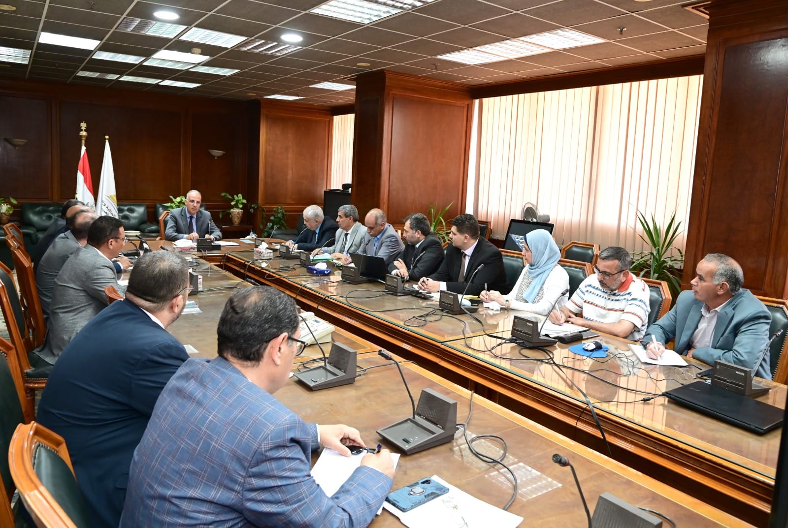 وزير الموارد المائية يعقد اجتماعا لمتابعة حالة المنشآت المائية بالمحافظات