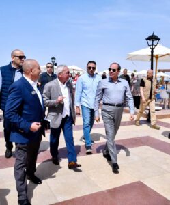 السيسي في جولة تفقدية بمدينة الجلالة: “احنا عايشين بدعواتكم”