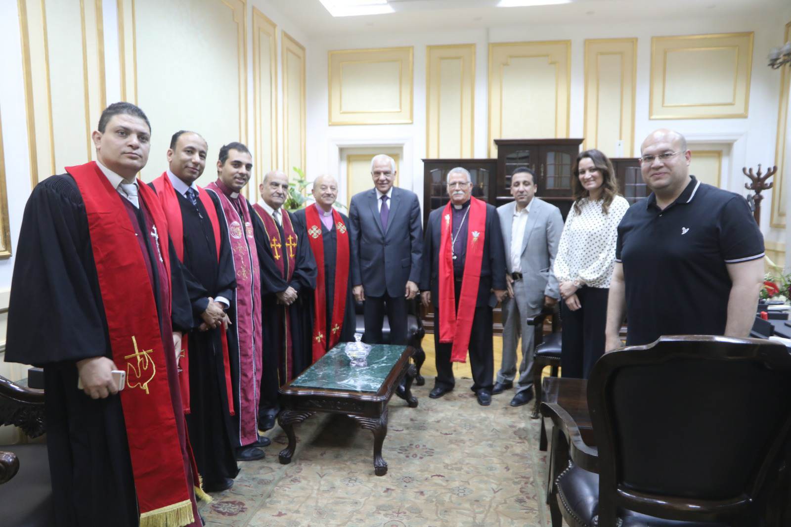 استقبال محافظ الجيزة لوفد الكنسيه لتقديم التهنئة بعيد الفطر