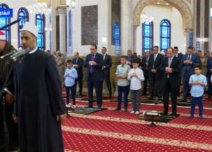 السيسي يؤدى صلاة عيد الفطر بمسجد المشير طنطاوي