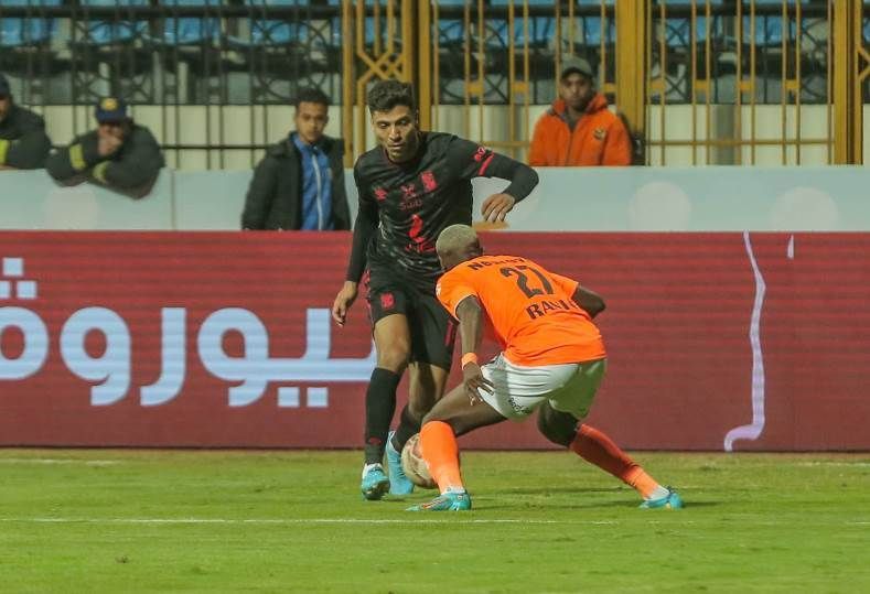 الأهلي المنتشي يصطدم بطموحات فاركو في الدوري اليوم