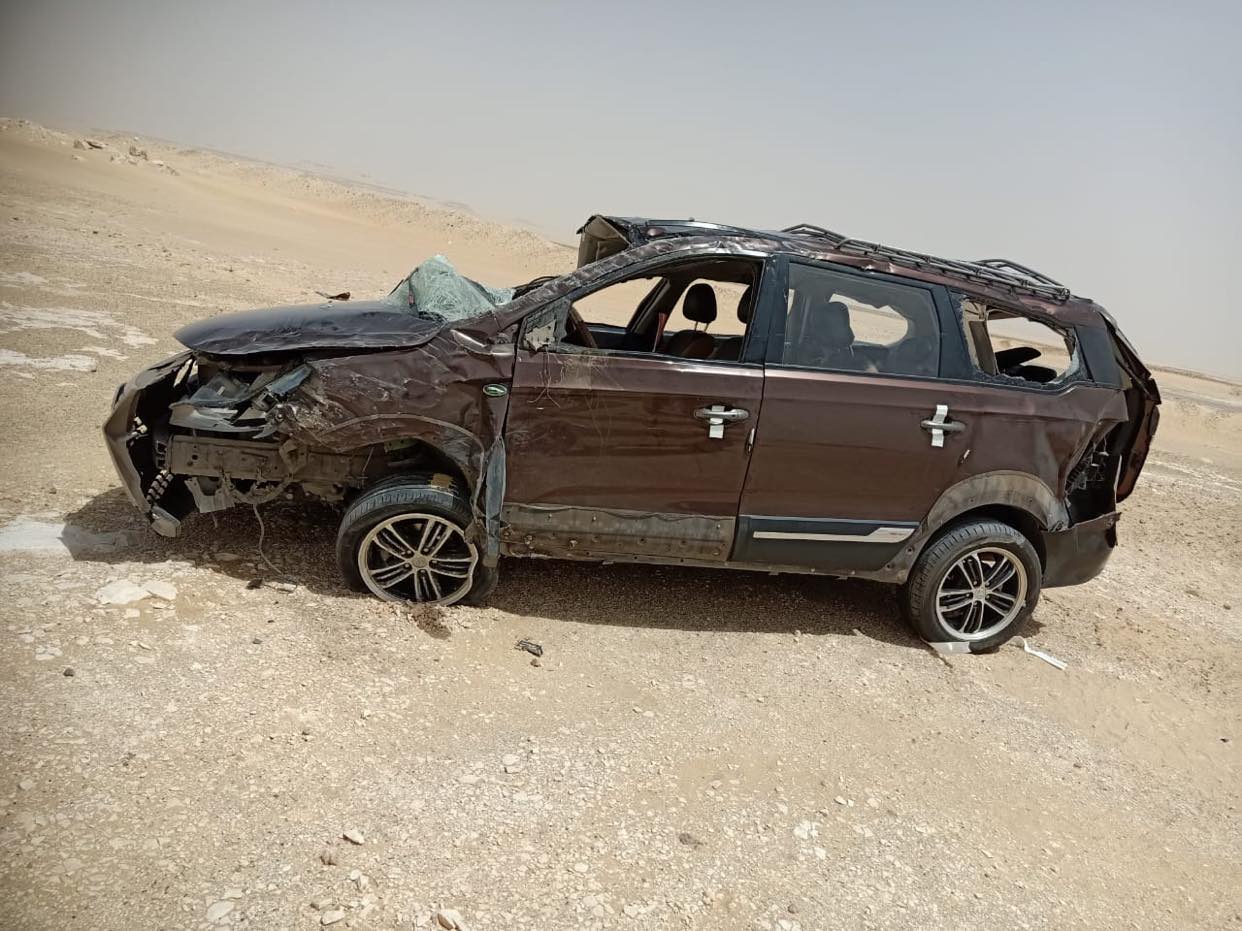 مصرع رجل وسيدة واصابة ٢ اخرين في حادث انقلاب سيارة بطريق الواحات