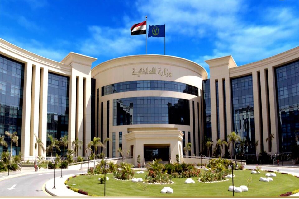 حقيقة منع مشجع من أداء الصلاة خلال مباراة كرة قدم