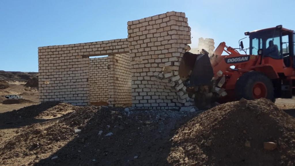 محافظة الجيزة تضبط وتزيل تعديات علي الأراضي الزراعية