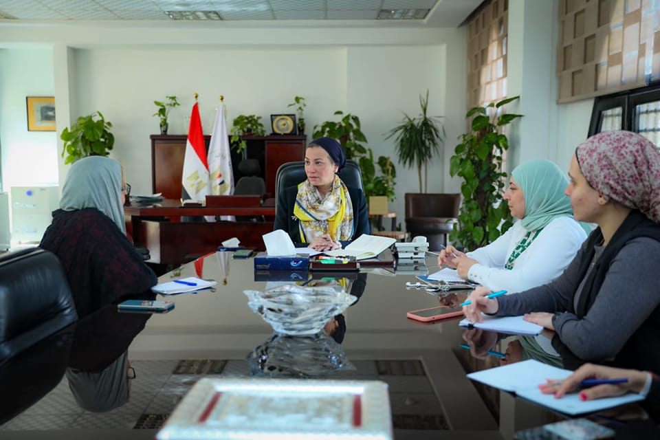 وزيرة البيئة تناقش مع الرئيس التنفيذى لبنك الكساء سبل الاستدامة والحفاظ على الموارد