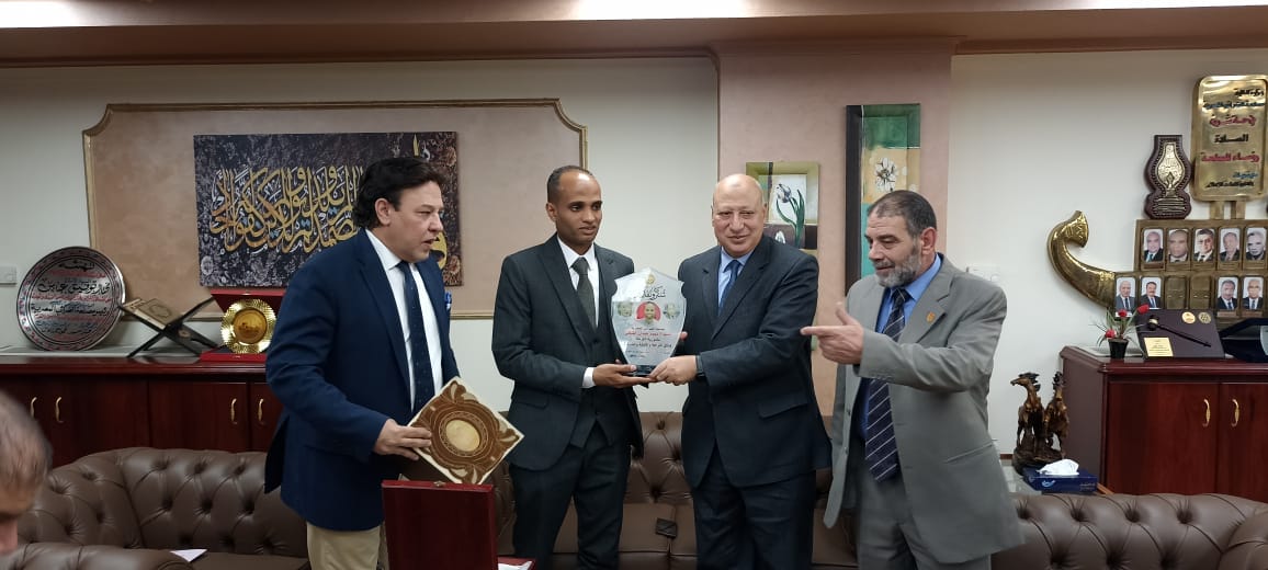 مكافأة ودرع وشهادة … لموظف بمصلحة الضرائب لإعادته 1.200 مليون جنيه