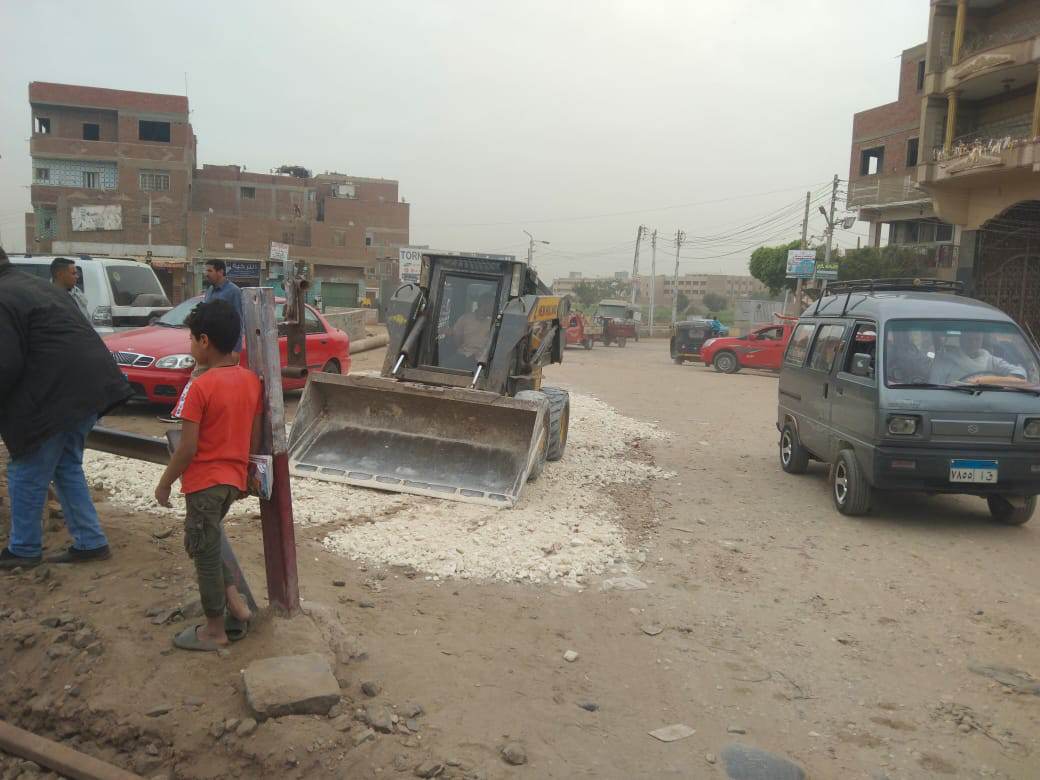 متابعة أعمال رصف وتطويرالطرق بمراكز أوسيم ومنشاة القناطر وكرداسة