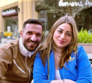 على معلول برفقة زوجته بإطلالة رومانسية