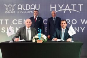  وزير السياحة يشهد توقيع عقد أول فندق للفنون بالجيزة