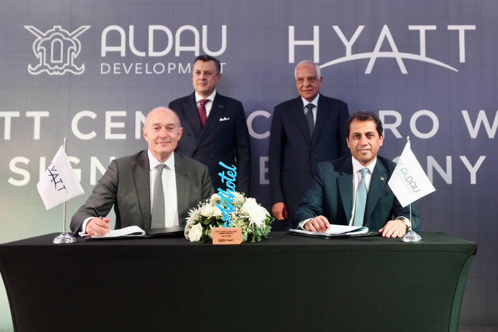  وزير السياحة يشهد توقيع عقد أول فندق للفنون بالجيزة