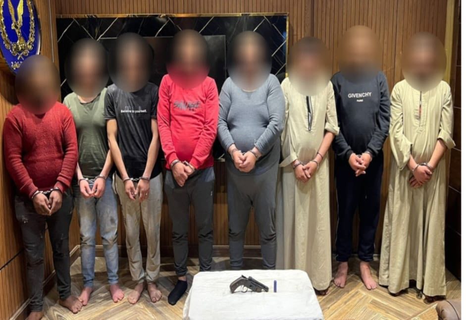 ضبط شخصين لقيامهما بالنصب على المواطنين والإستيلاء على بيانات بطاقات الدفع الإلكترونى بالجيزة