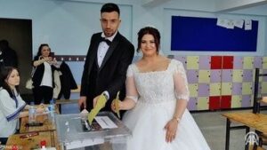  صور| “القطة الناخبة” والعروس يخطفان الأنظار في الانتخابات التركية