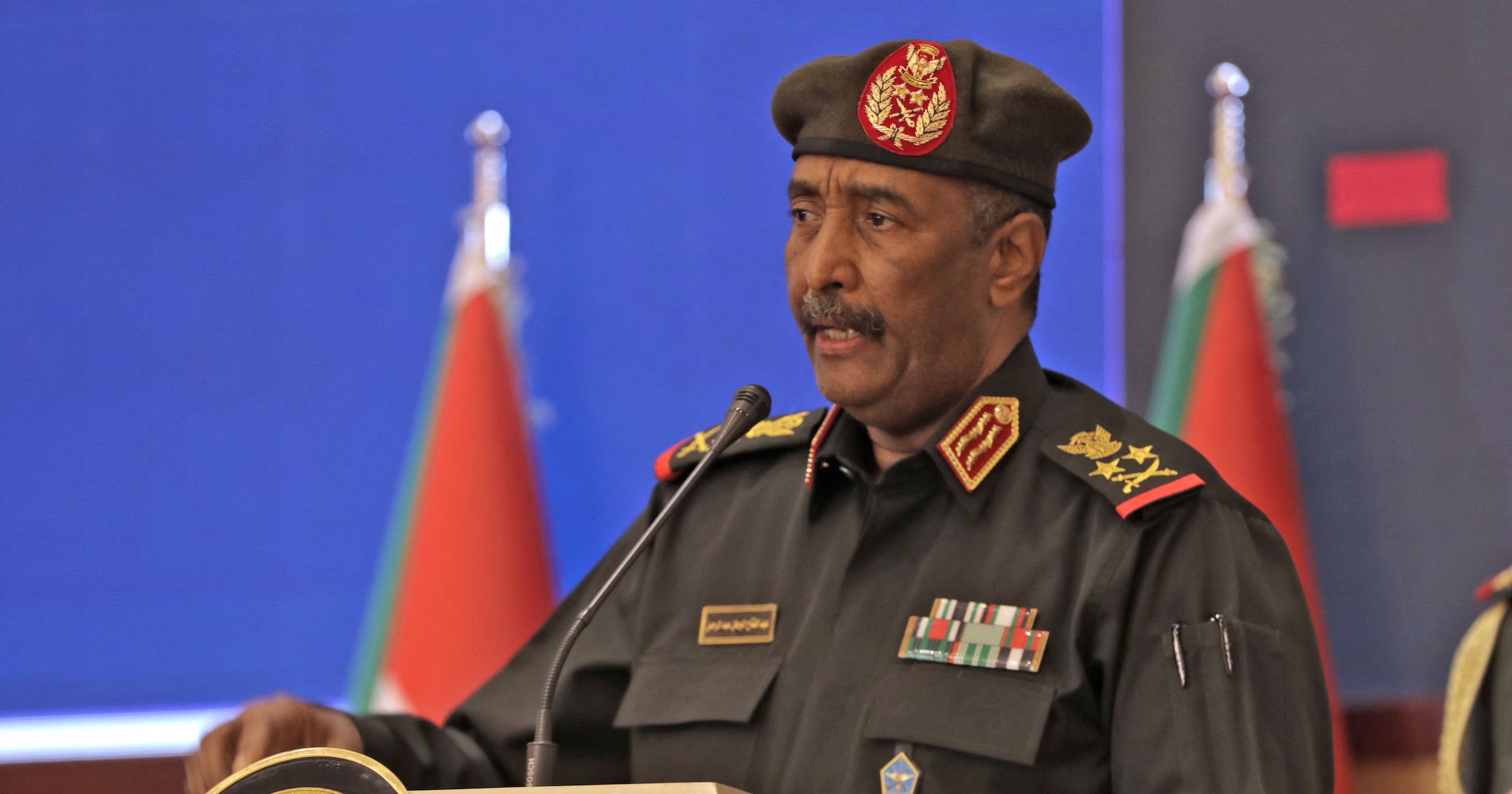 السودان.. البرهان يقيل وزير الداخلية من منصبه