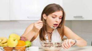 احذر من تناول الطعام في وقت متأخر