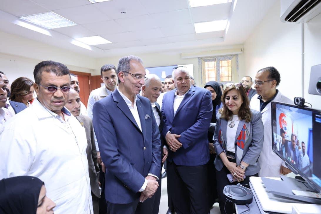 وزير الاتصالات يتفقد مبنى بريد السلام ووحدة العلاج عن بعد بمستشفى الخارجة التخصصى